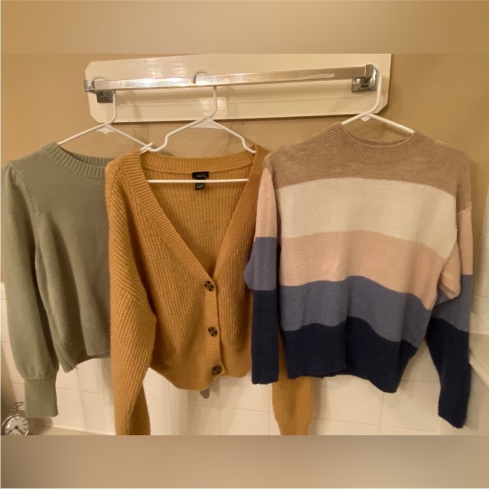 LOT- 4 Juniors sweaters sizes small and medium